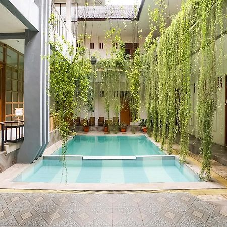 Urbanview Hotel Blok O International By Reddoorz Baturetno Bagian luar foto