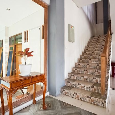 Urbanview Hotel Blok O International By Reddoorz Baturetno Bagian luar foto