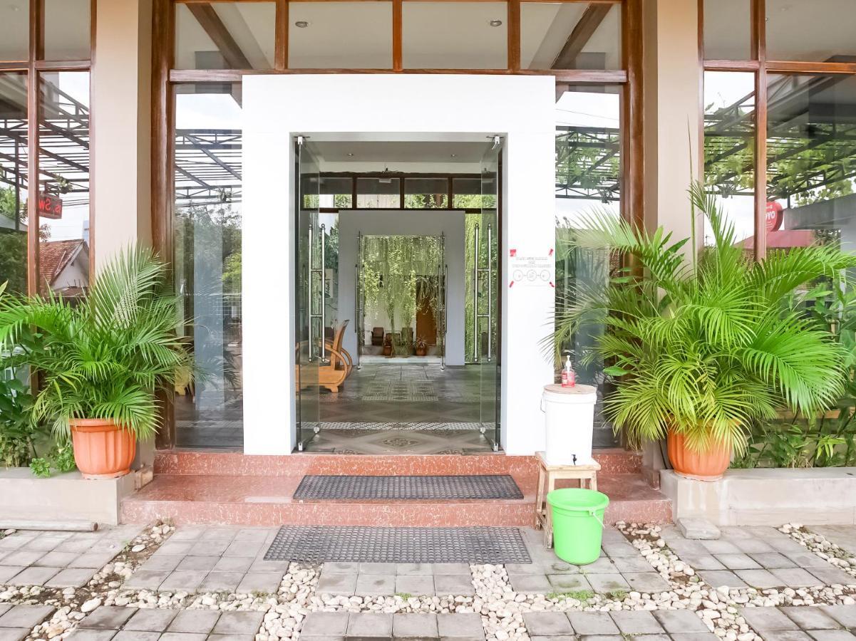 Urbanview Hotel Blok O International By Reddoorz Baturetno Bagian luar foto