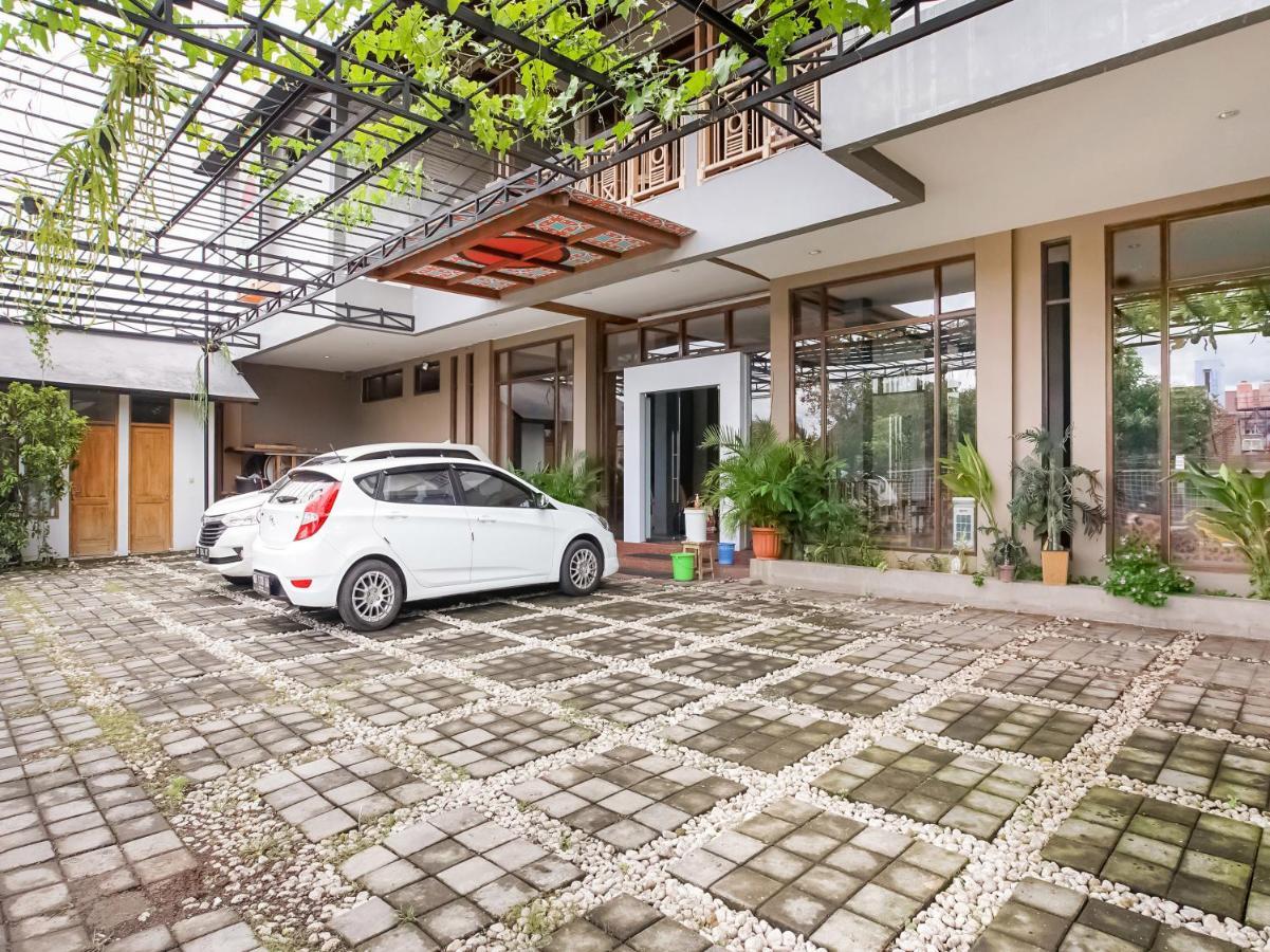 Urbanview Hotel Blok O International By Reddoorz Baturetno Bagian luar foto