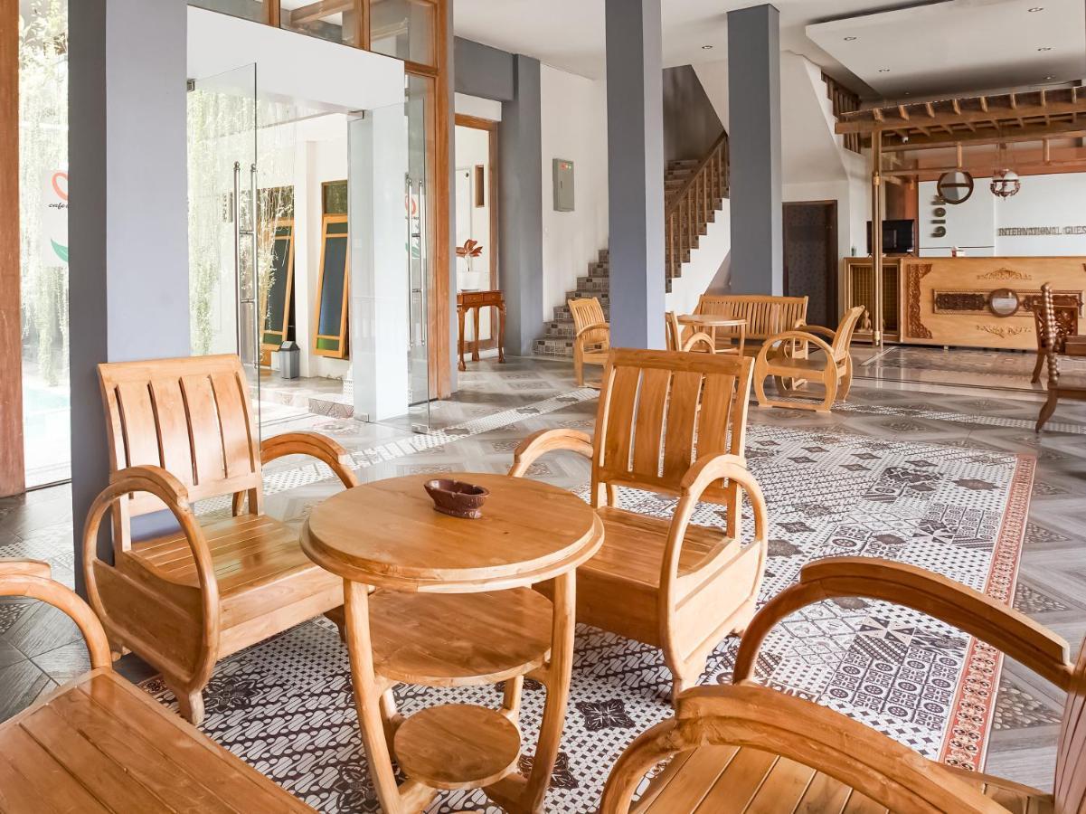 Urbanview Hotel Blok O International By Reddoorz Baturetno Bagian luar foto