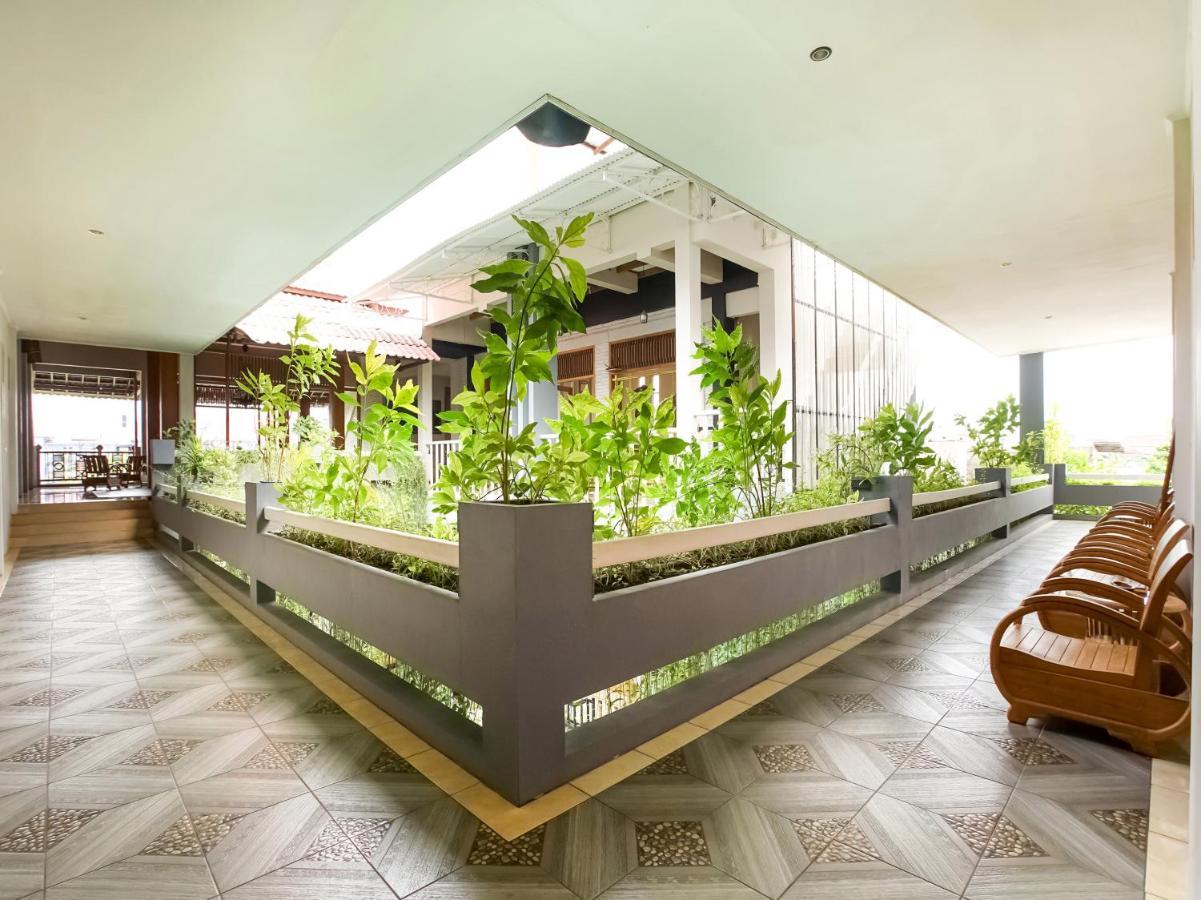 Urbanview Hotel Blok O International By Reddoorz Baturetno Bagian luar foto