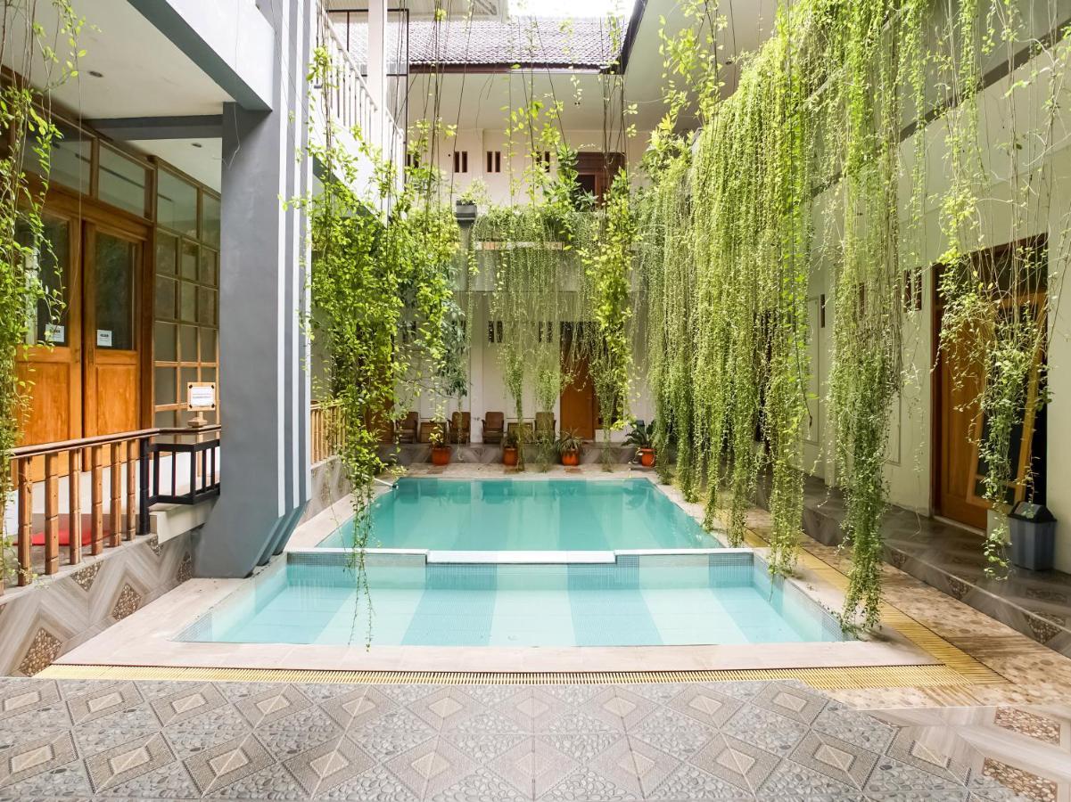 Urbanview Hotel Blok O International By Reddoorz Baturetno Bagian luar foto