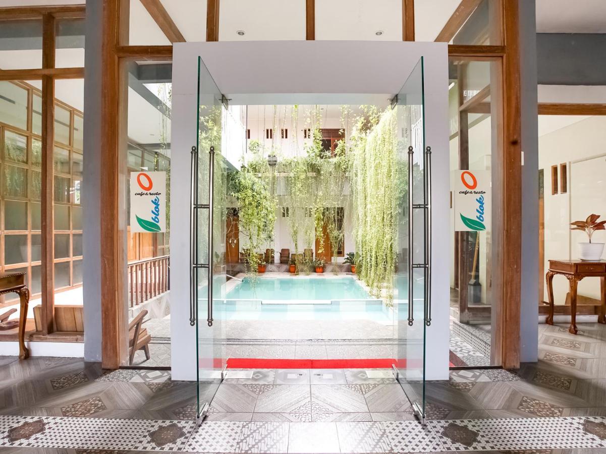 Urbanview Hotel Blok O International By Reddoorz Baturetno Bagian luar foto
