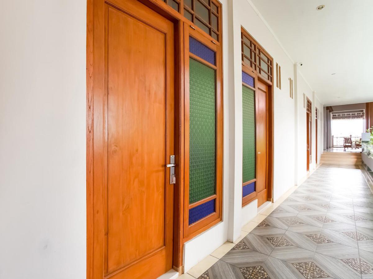 Urbanview Hotel Blok O International By Reddoorz Baturetno Bagian luar foto
