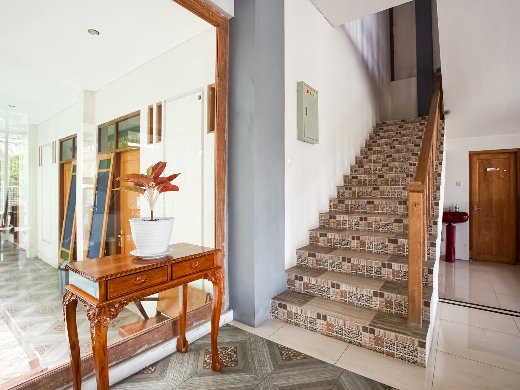 Urbanview Hotel Blok O International By Reddoorz Baturetno Bagian luar foto