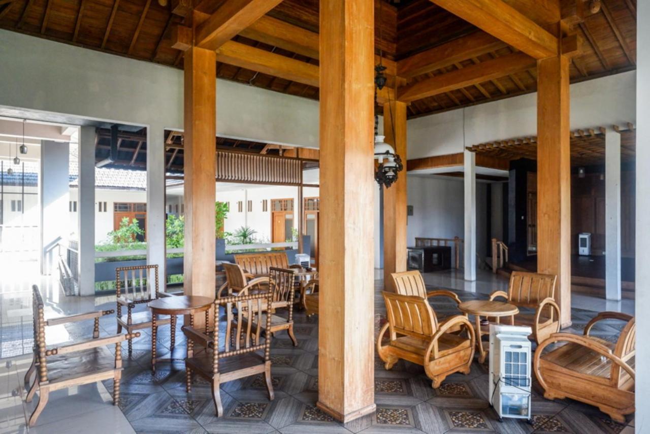 Urbanview Hotel Blok O International By Reddoorz Baturetno Bagian luar foto