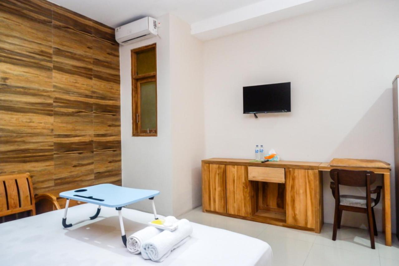 Urbanview Hotel Blok O International By Reddoorz Baturetno Bagian luar foto