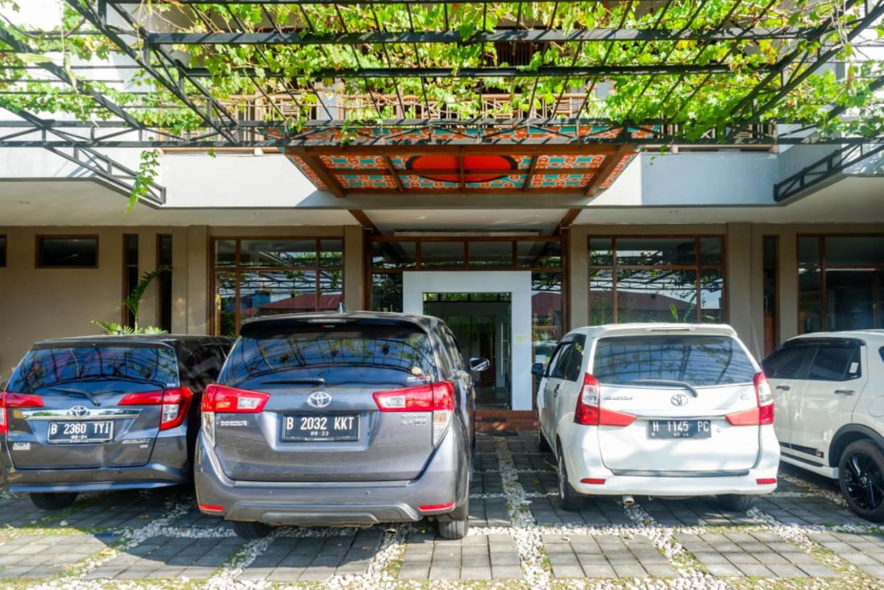 Urbanview Hotel Blok O International By Reddoorz Baturetno Bagian luar foto